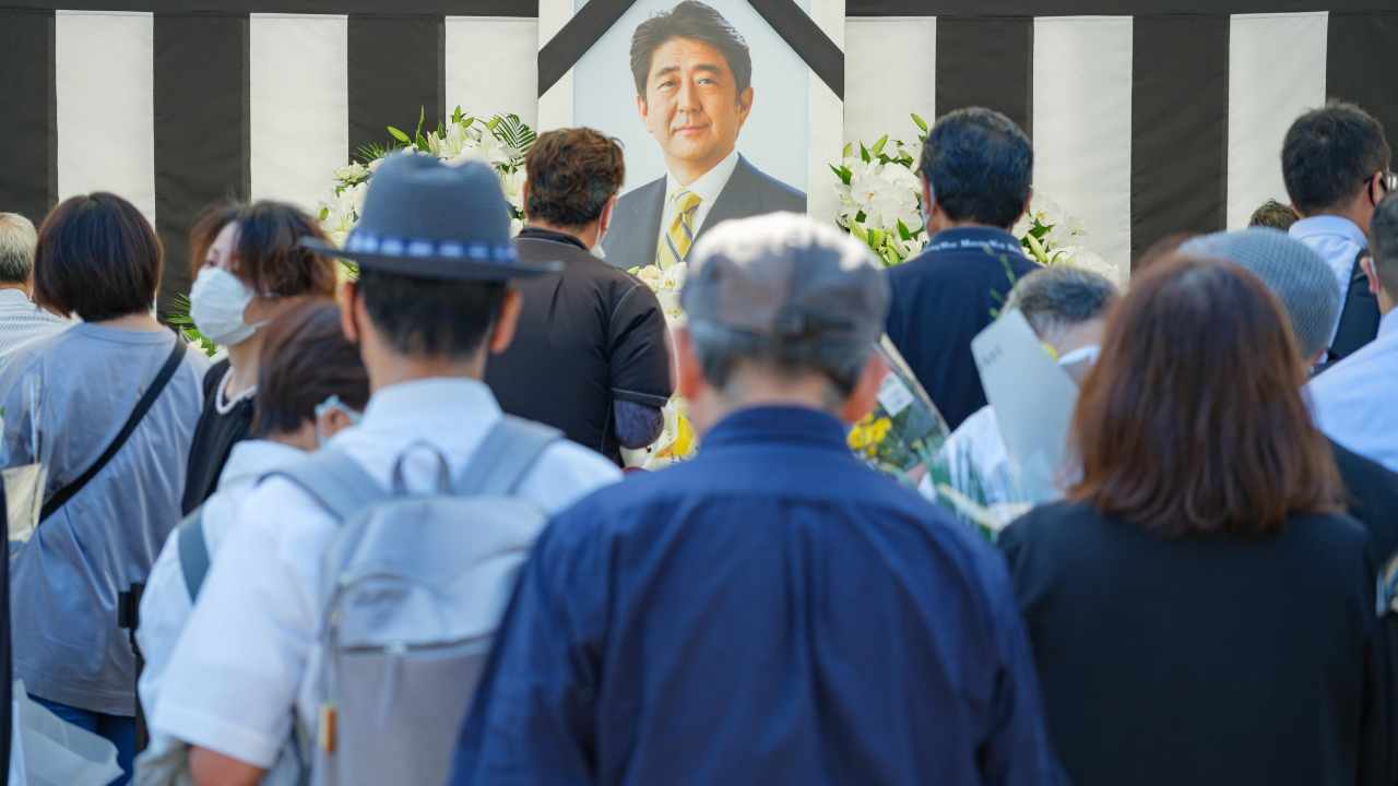Momenti di alta tensione durante i funerali di Shinzo Abe 