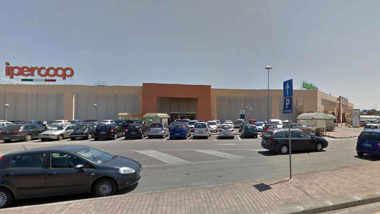 Vigilante sorprende donna a rubare nel supermercato