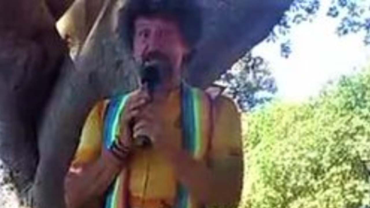 Prete celebra la messa vestito da ciclista