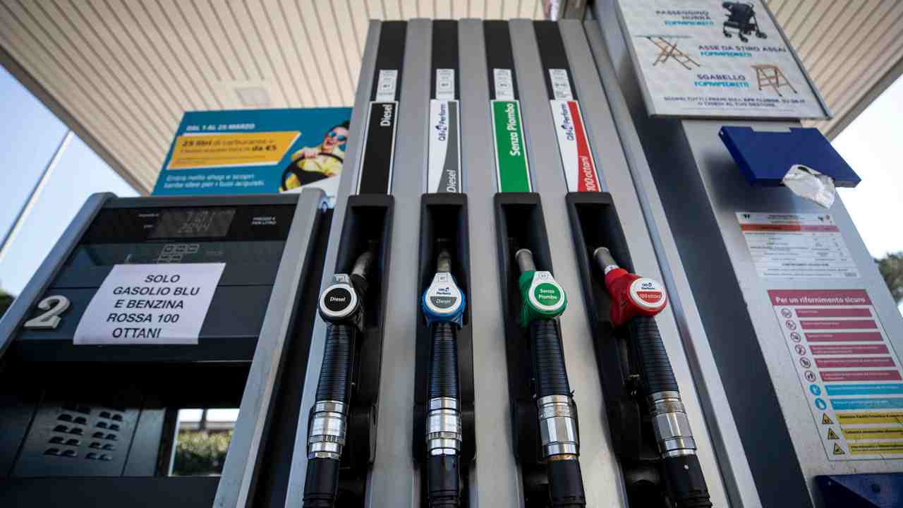 Benzina, ci risiamo: altri aumenti