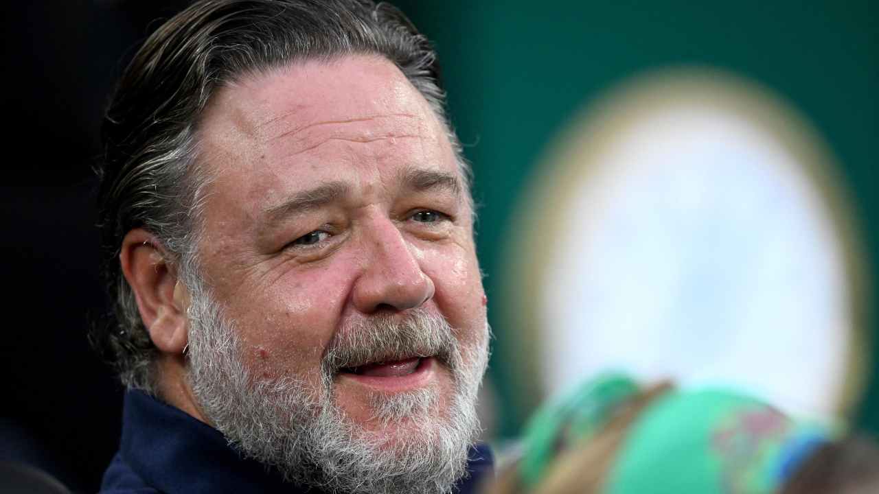 Russell Crowe beccato in un bar a Roma