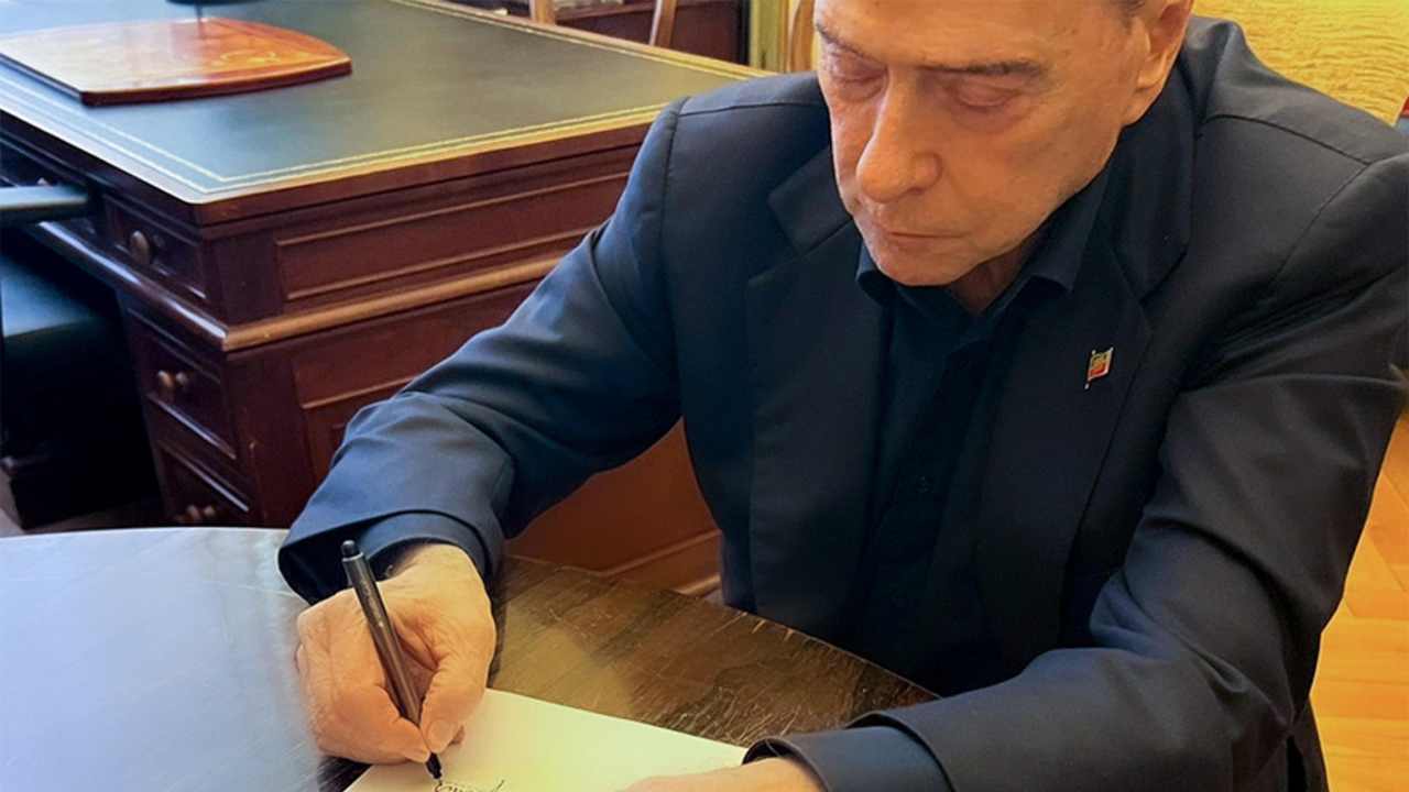 Berlusconi torna al Senato ma si dimentica di qualcosa...