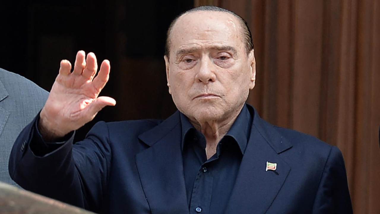 Berlusconi torna al Senato ma si dimentica di qualcosa...