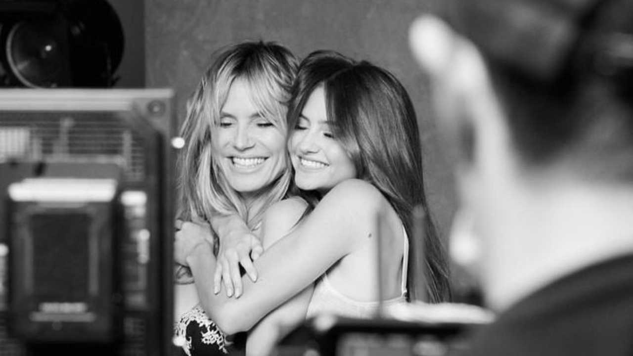 Heidi Klum scatta con la figlia Leni