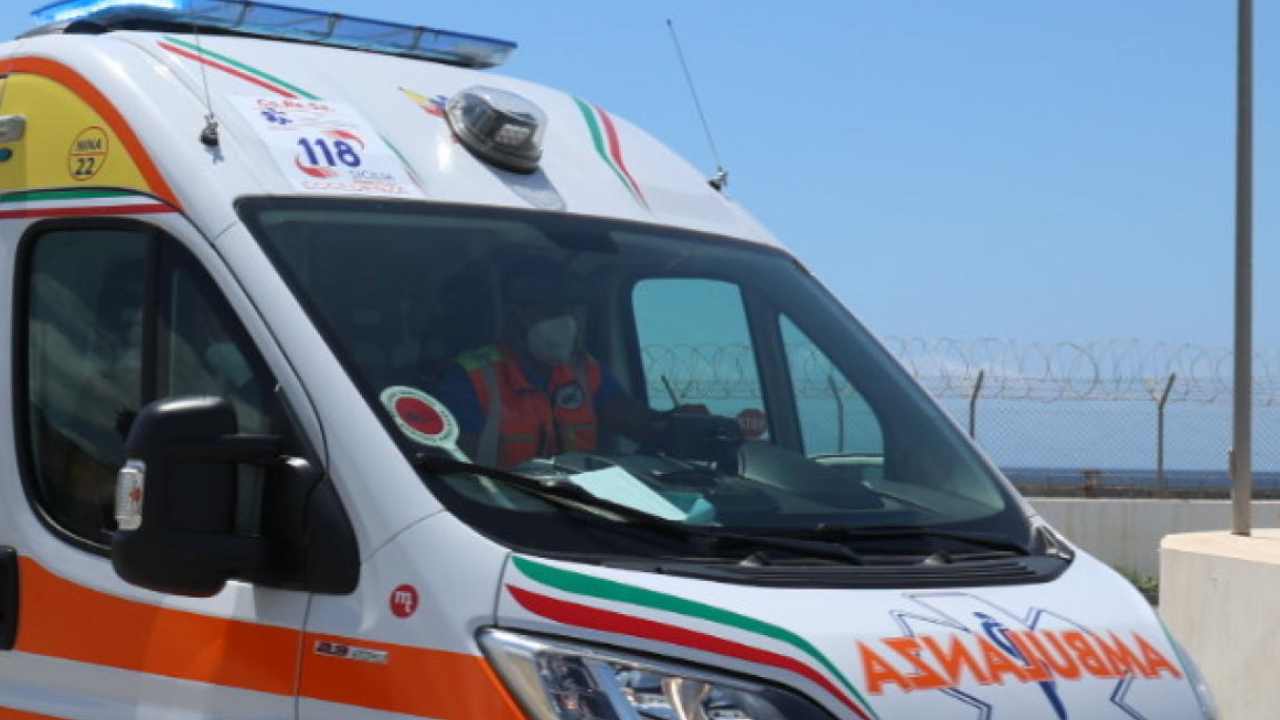 Cade dal primo piano della scuola, è in codice rosso