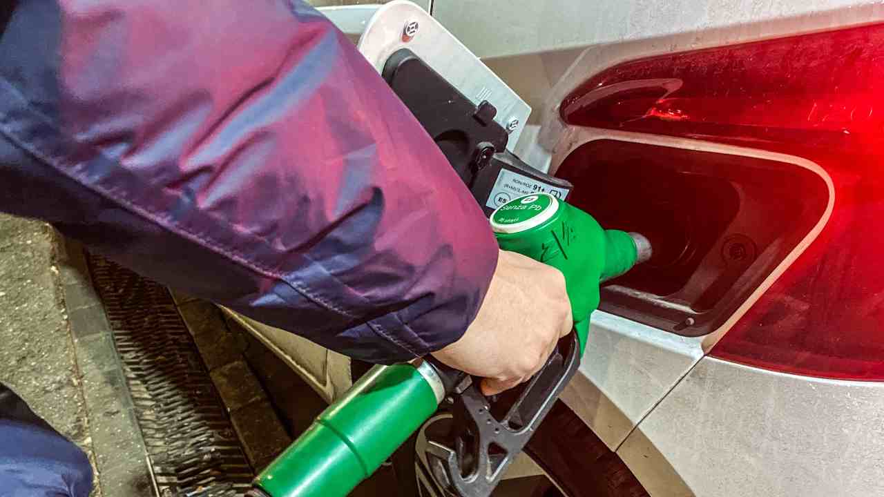 Benzina, i prezzi continuano a scendere