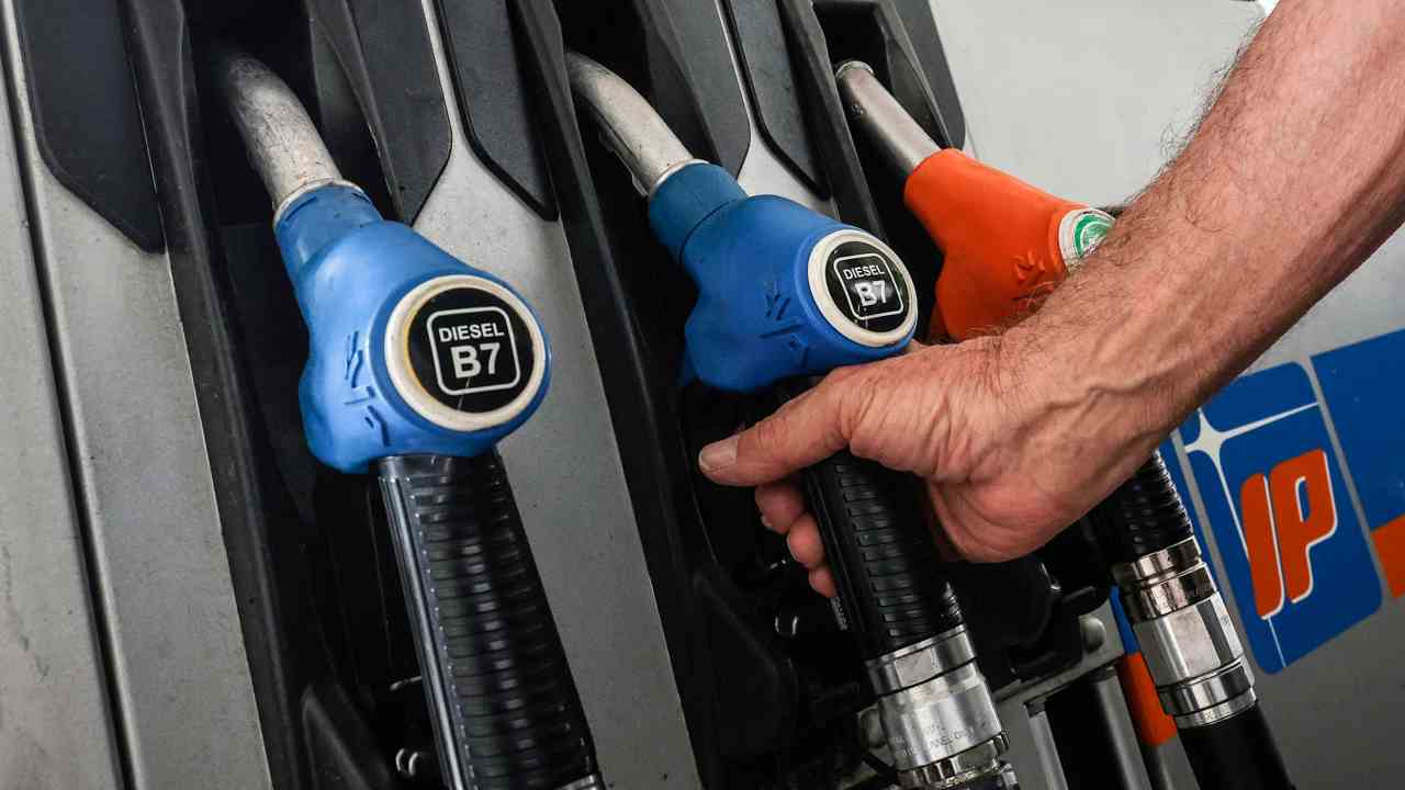 Benzina, i prezzi continuano a scendere