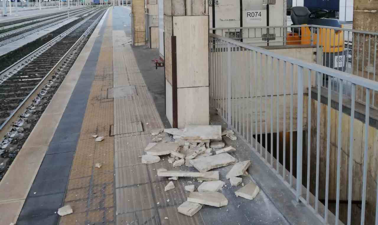 Calcinacci nella stazione ferroviaria