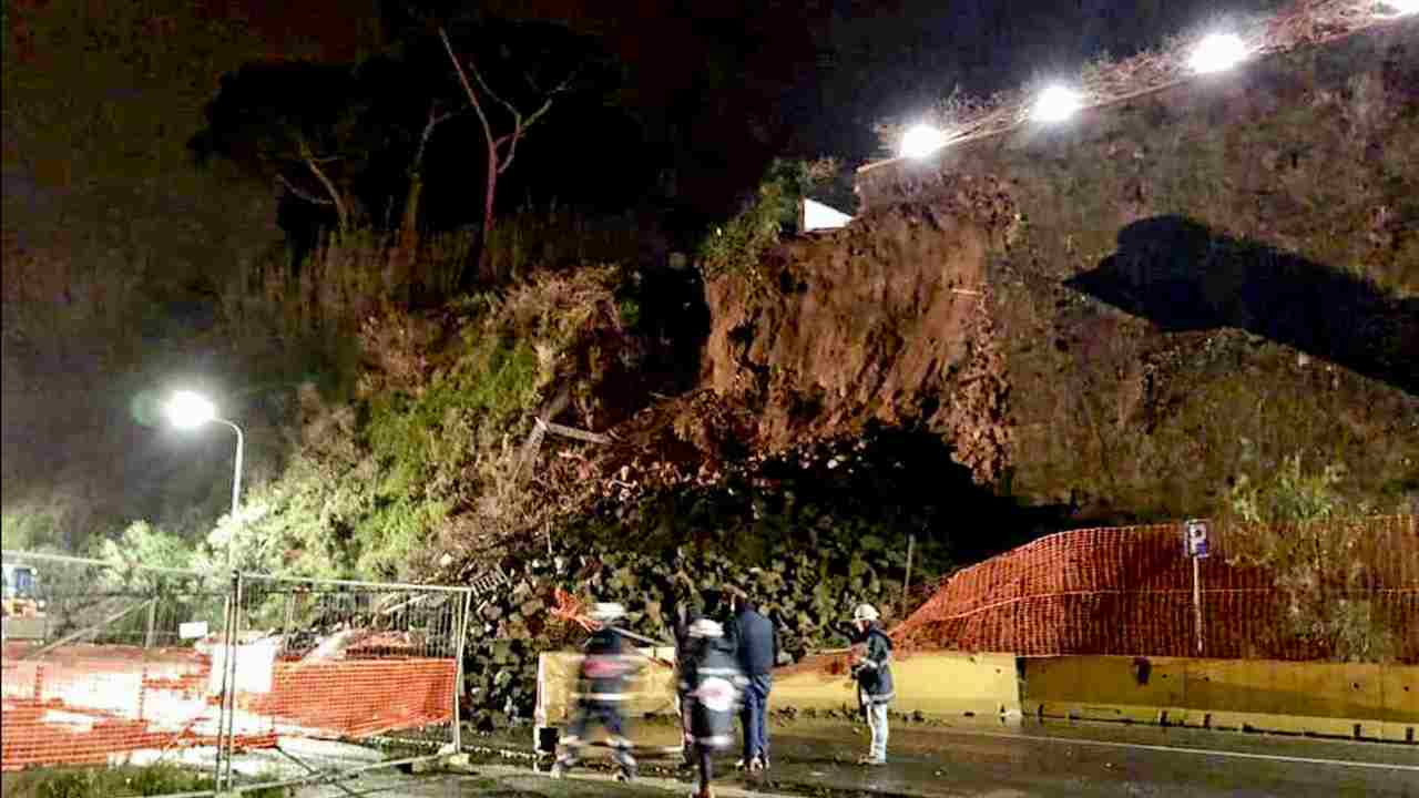 Frana nel napoletano per il maltempo (Ansa Foto)