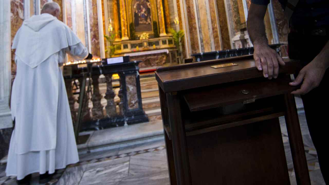 Sorpresa per il prete di una chiesa 