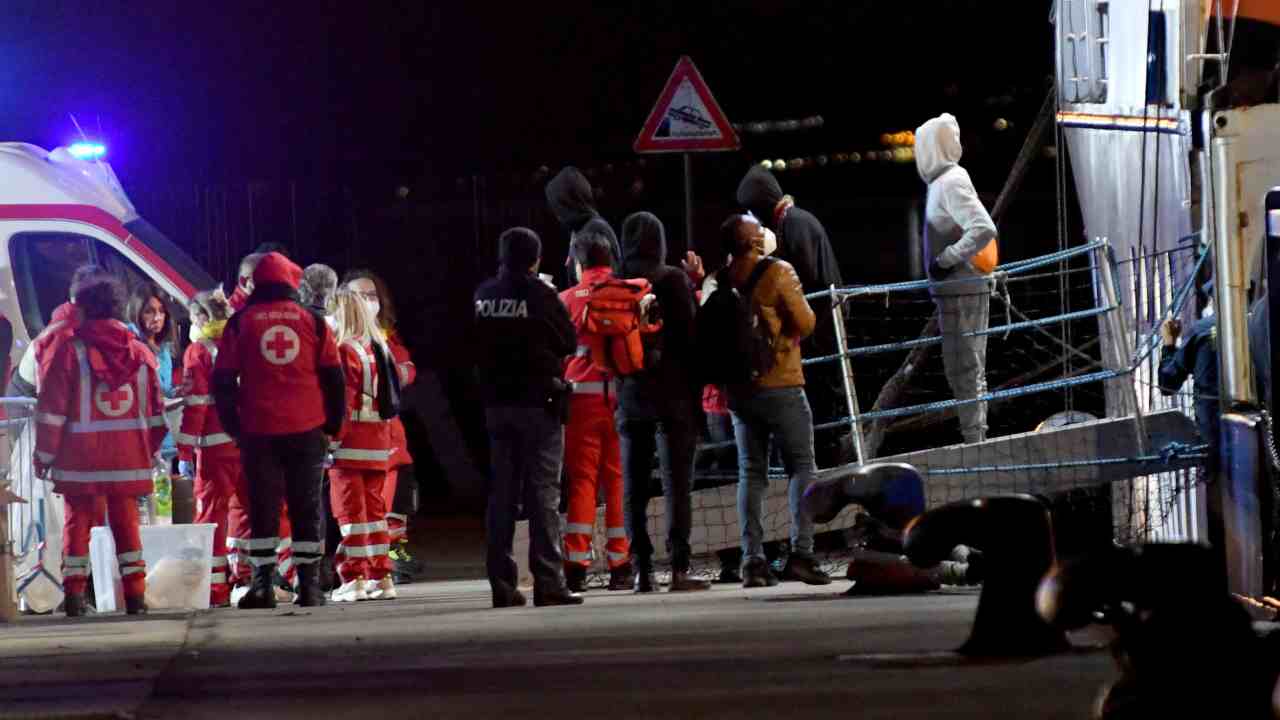 Chi c'è dietro le navi cariche di migranti