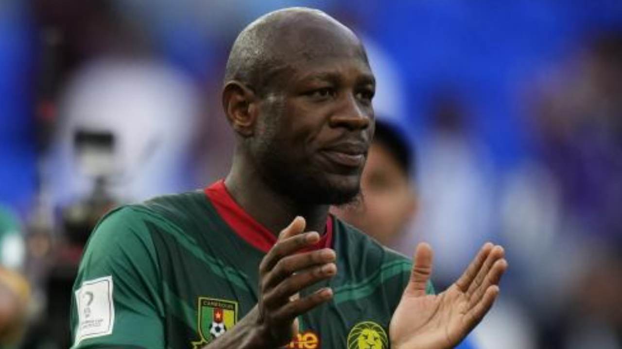 Bassogog ammonito prima di entrare in campo