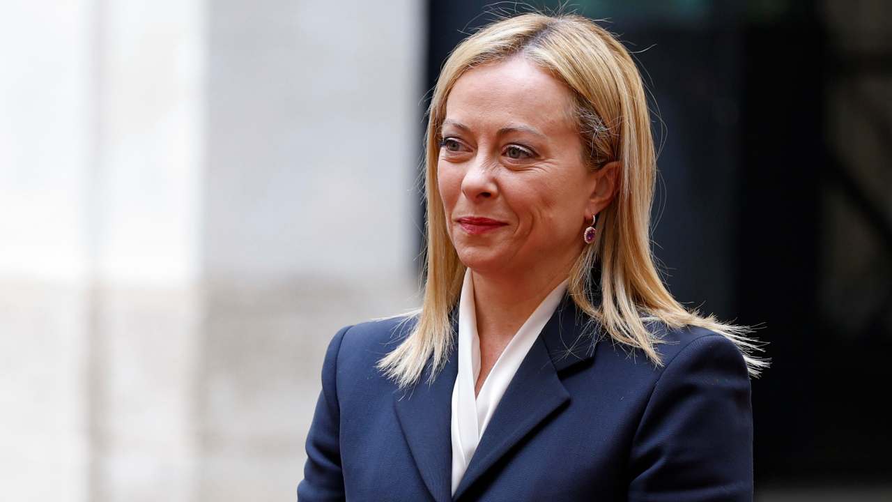 Giorgia Meloni parla in conferenza