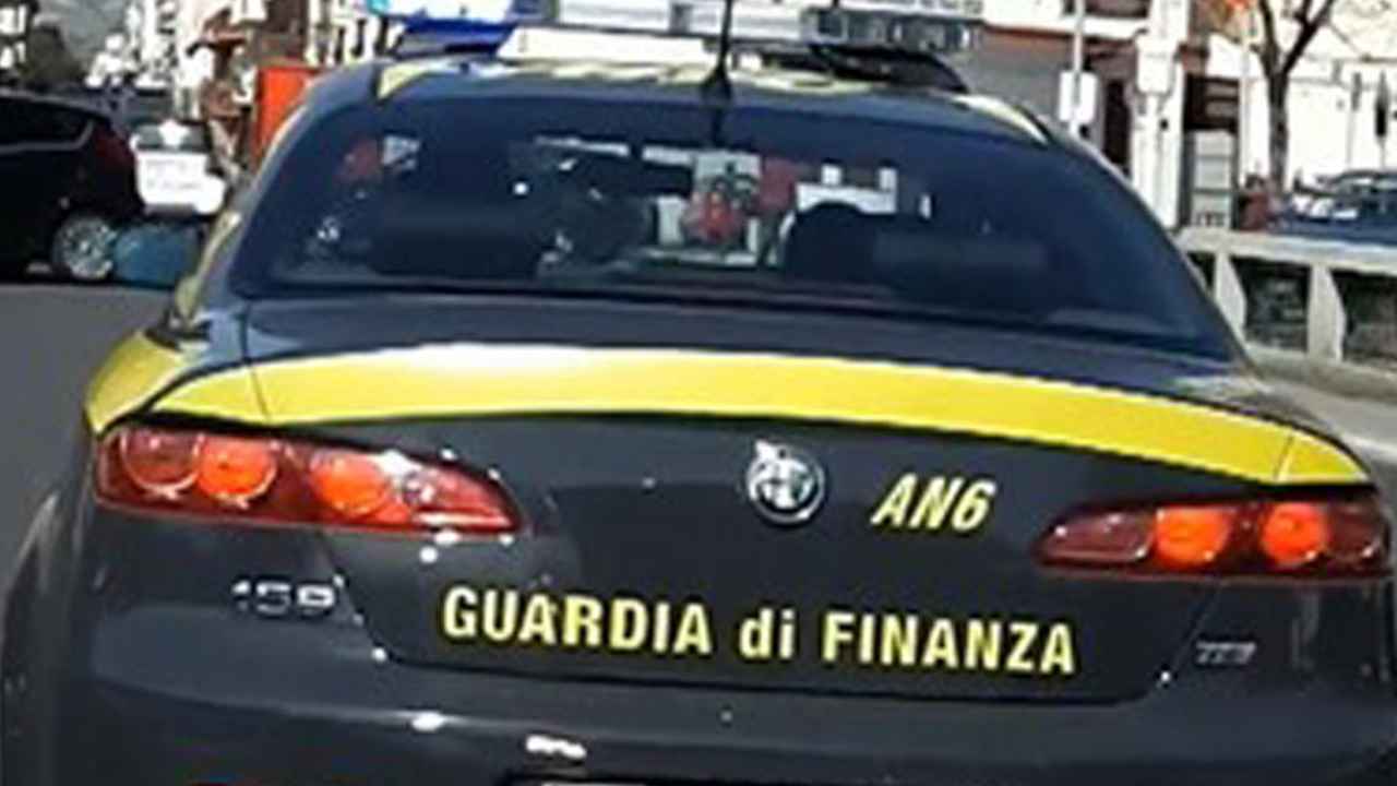 Guardia di finanza sequestra una finta Ferrari