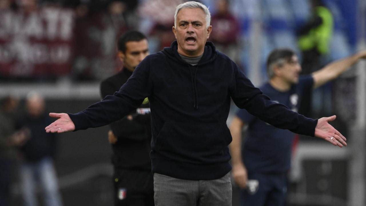 Stangata per l'allenatore della Roma, José Mourinho