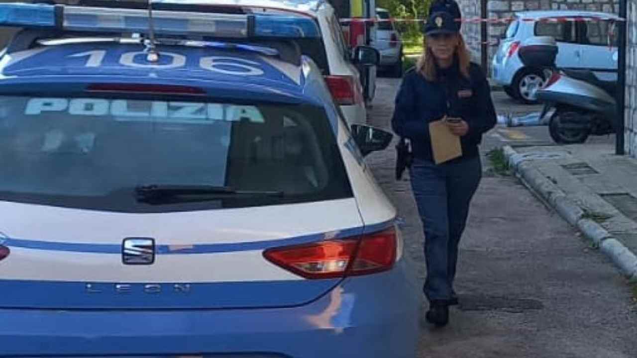 Sequestra una ragazza a scuola, la violenta e la porta in ospedale