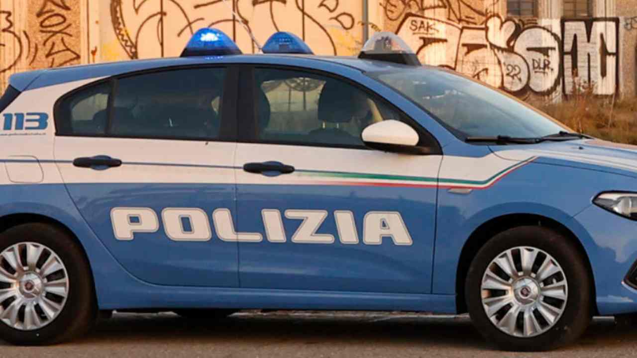 Obbliga la moglie a prostituirsi, indagato