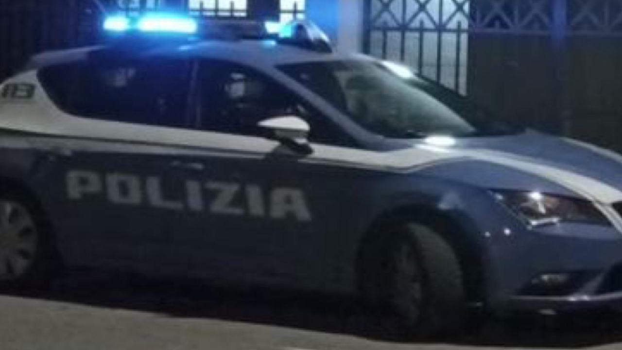 Sequestra una ragazza a scuola, la violenta e la porta in ospedale