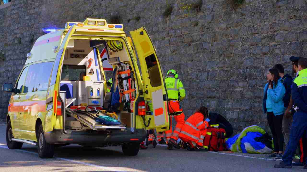 Soccorre la figlia morta in un incidente