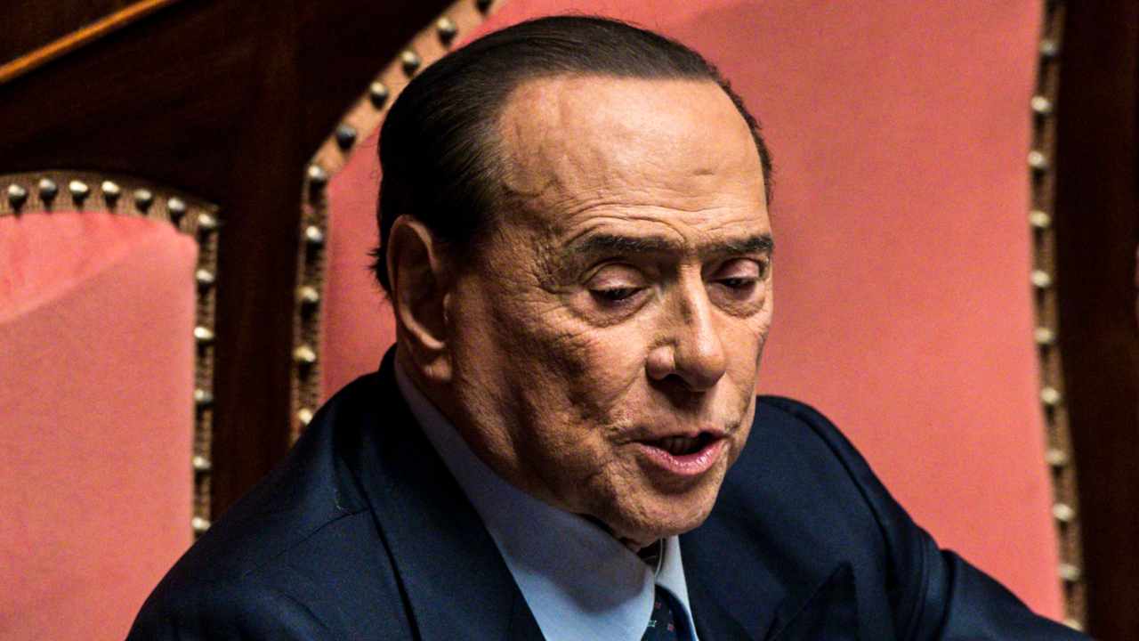 Silvio Berlusconi "insultato" a teatro