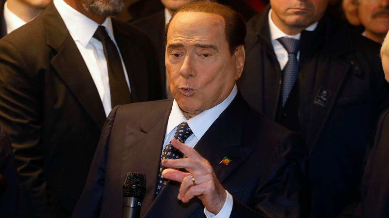 Silvio Berlusconi "insultato" a teatro