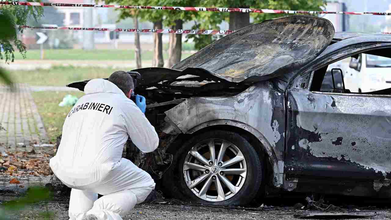 Cadavere in auto carbonizzata