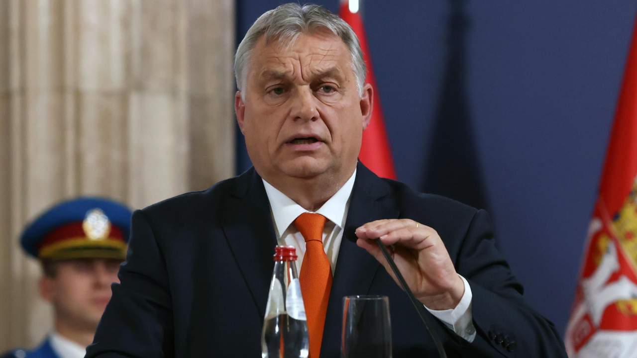 Viktor Orban indossa una sciarpa particolare