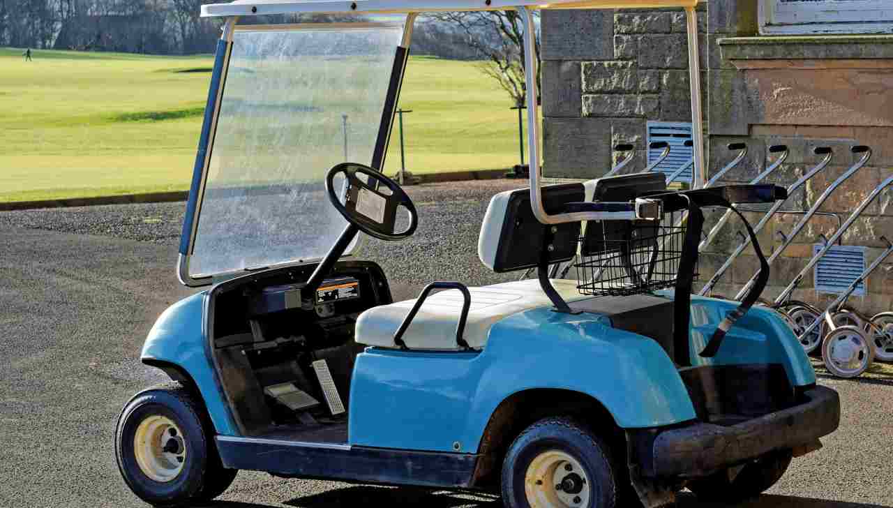 Sposa cade da golf car e muore