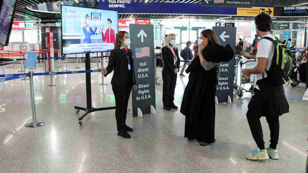 La security dell'aeroporto esplode di gioia per un gol della nazionale