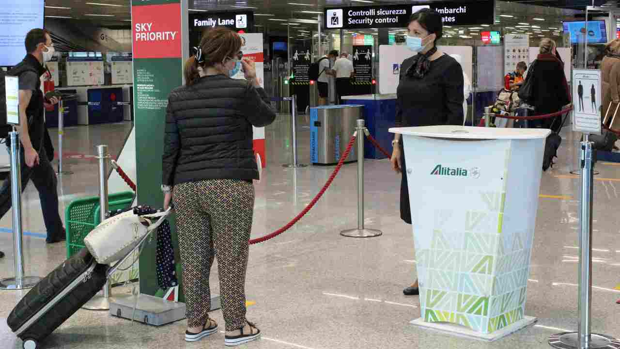 La security dell'aeroporto esplode di gioia per un gol della nazionale