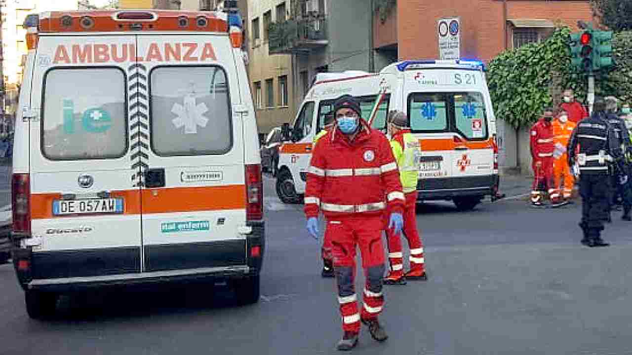 Terribile incidente nella notte, auto contro bus