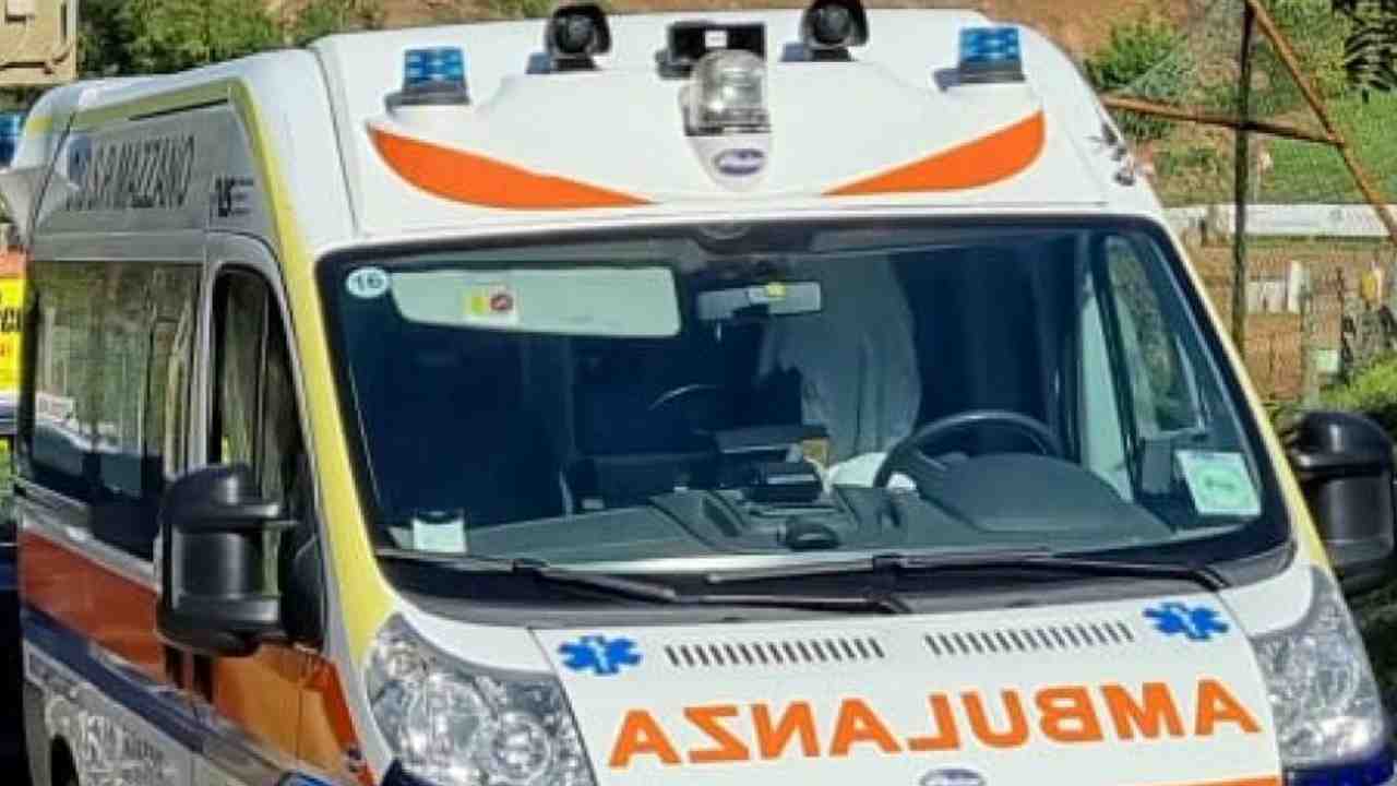 Terribile incidente nella notte, auto contro bus