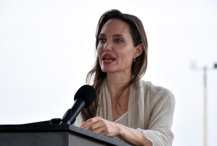 Clamorosa decisione di Angelina Jolie