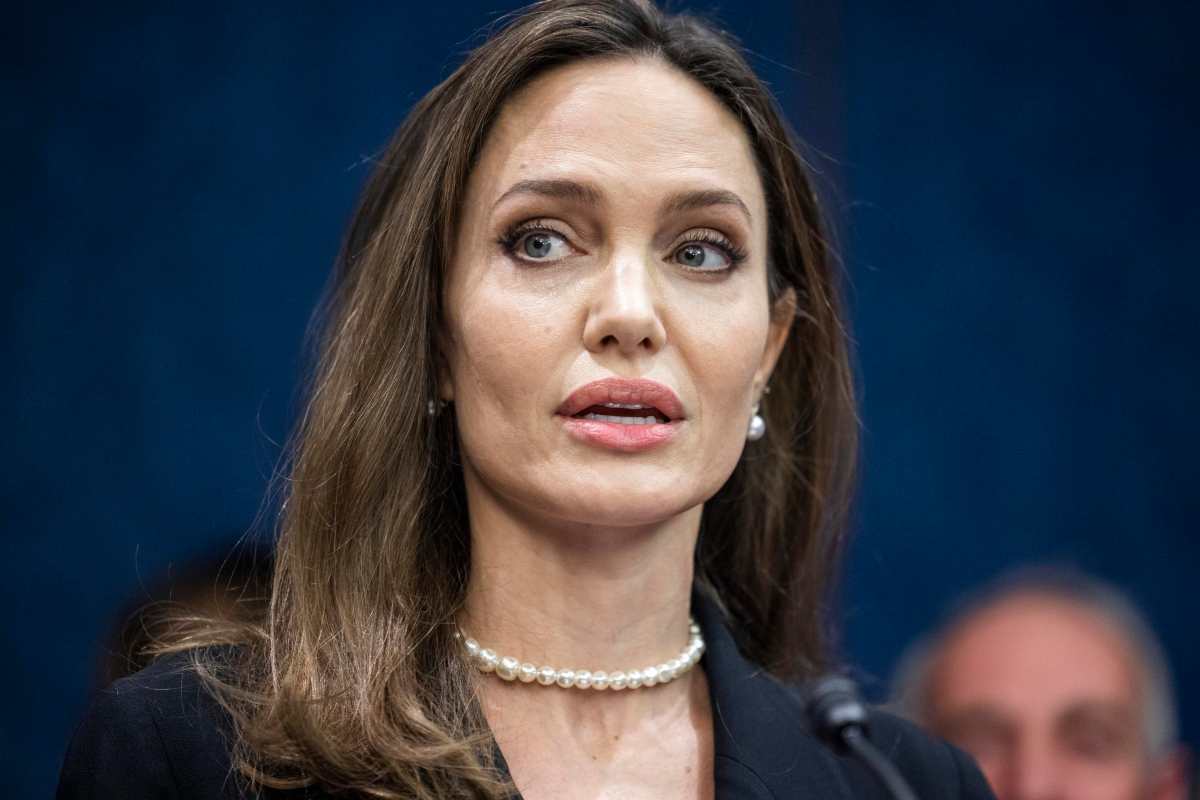 Clamorosa decisione di Angelina Jolie