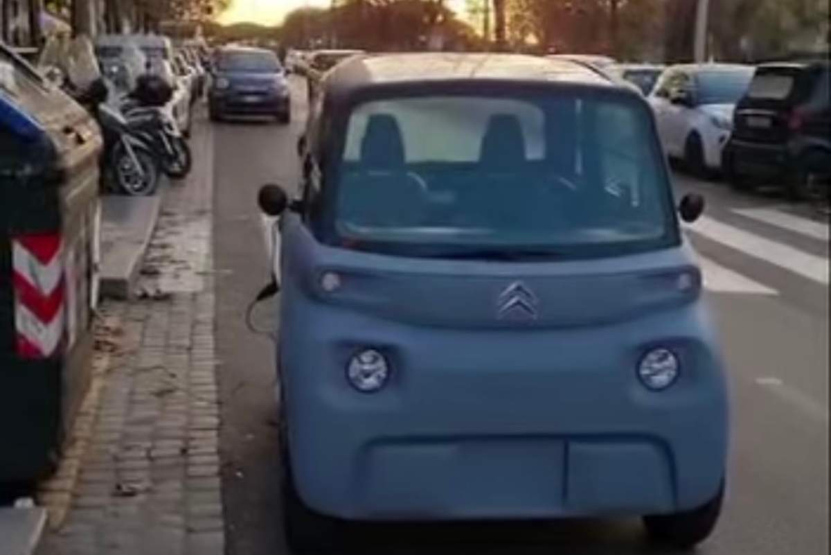 Auto ricarica negozio sosta selvaggia colonnine roma fa schifo cassonetti video