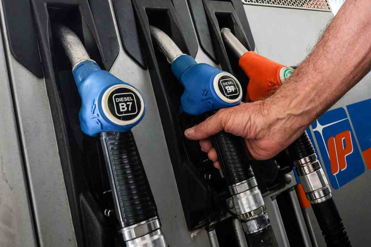 Benzina, i prezzi nuovamente ribassati