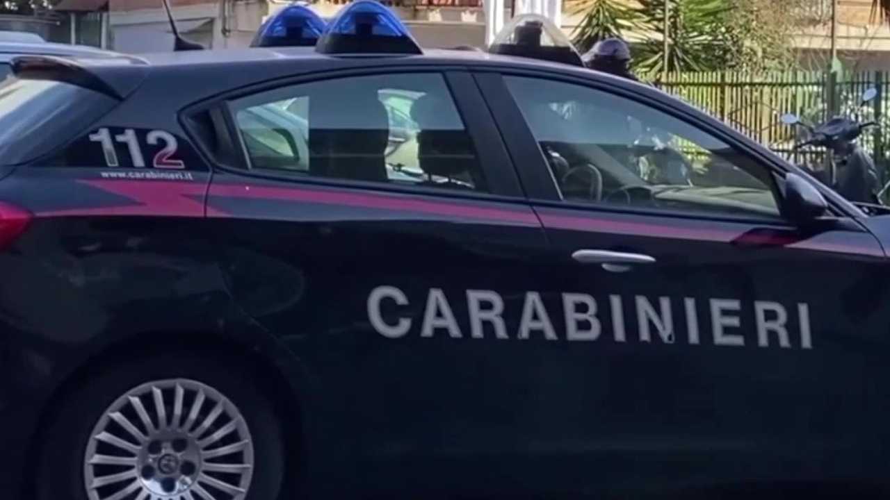 Cade nella tromba delle scale della scuola, grave 12enne