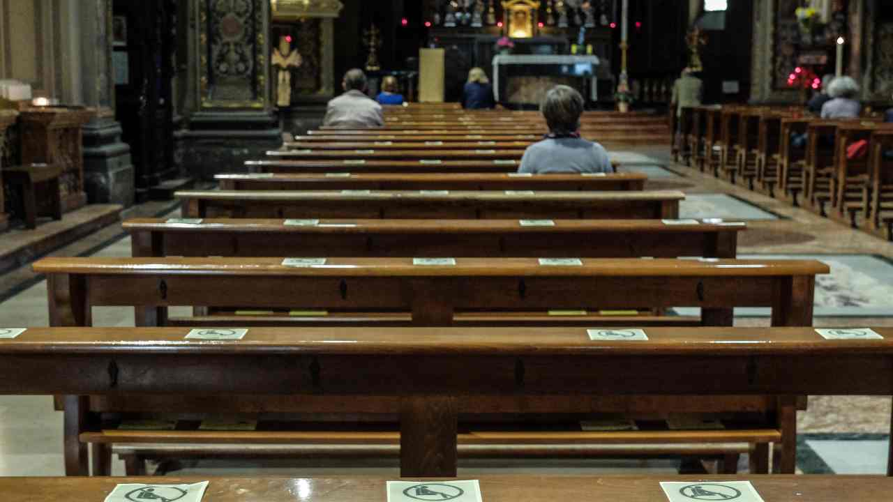Rapinano fedeli durante la messa
