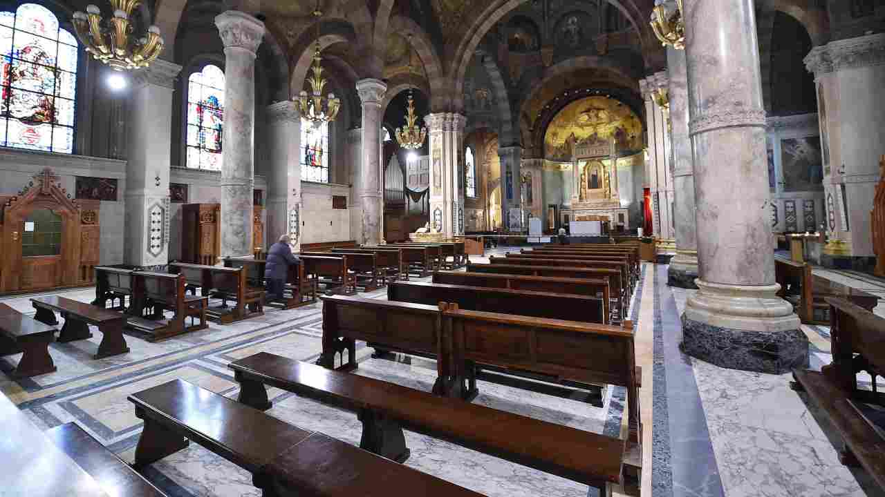 Rapinano fedeli durante la messa