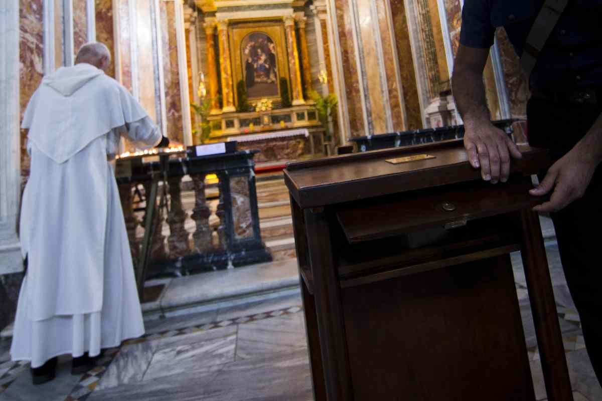 Rubano in chiesa, la mossa del prete è geniale