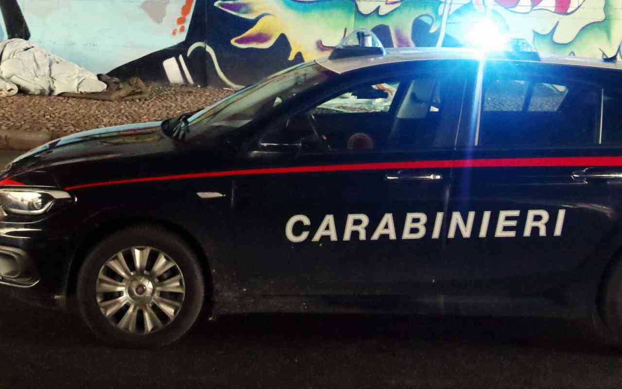 Ex carabiniere barricato in casa