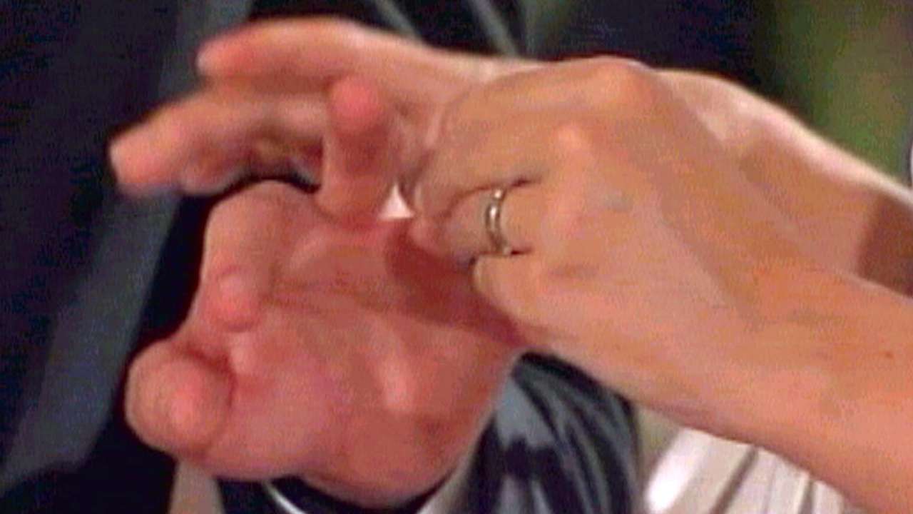 Va al Comune per il suo matrimonio, ma rimane spiazzato dalla scoperta