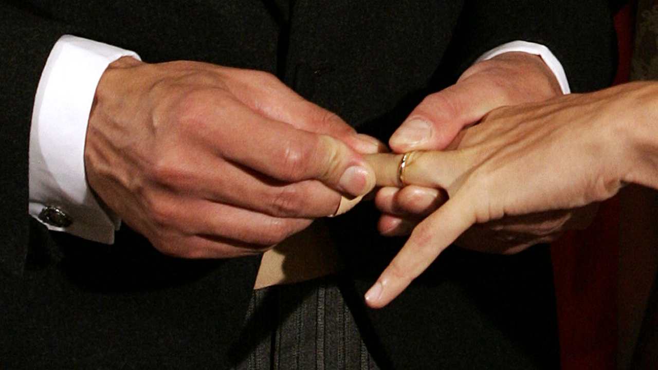 Va al Comune per il suo matrimonio, ma rimane spiazzato dalla scoperta