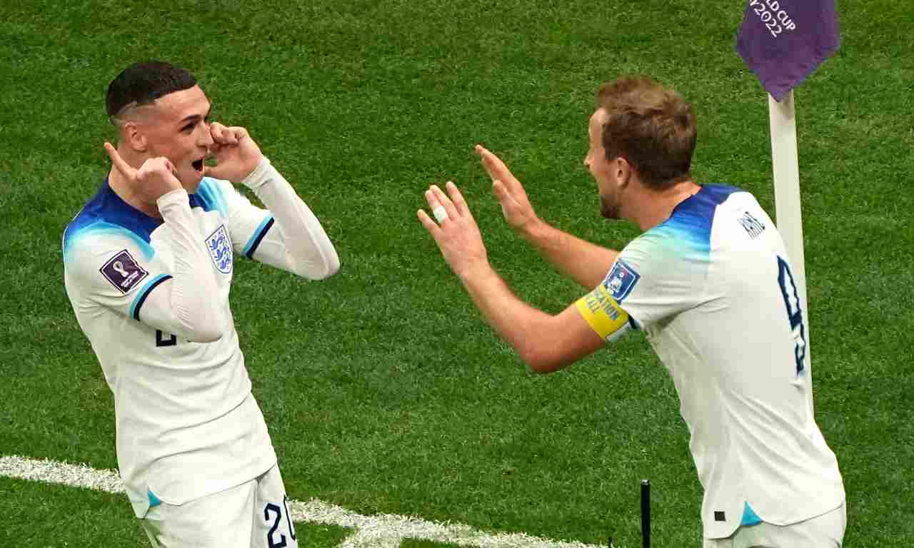 Harry Kane festeggia con Phil Foden dopo il gol