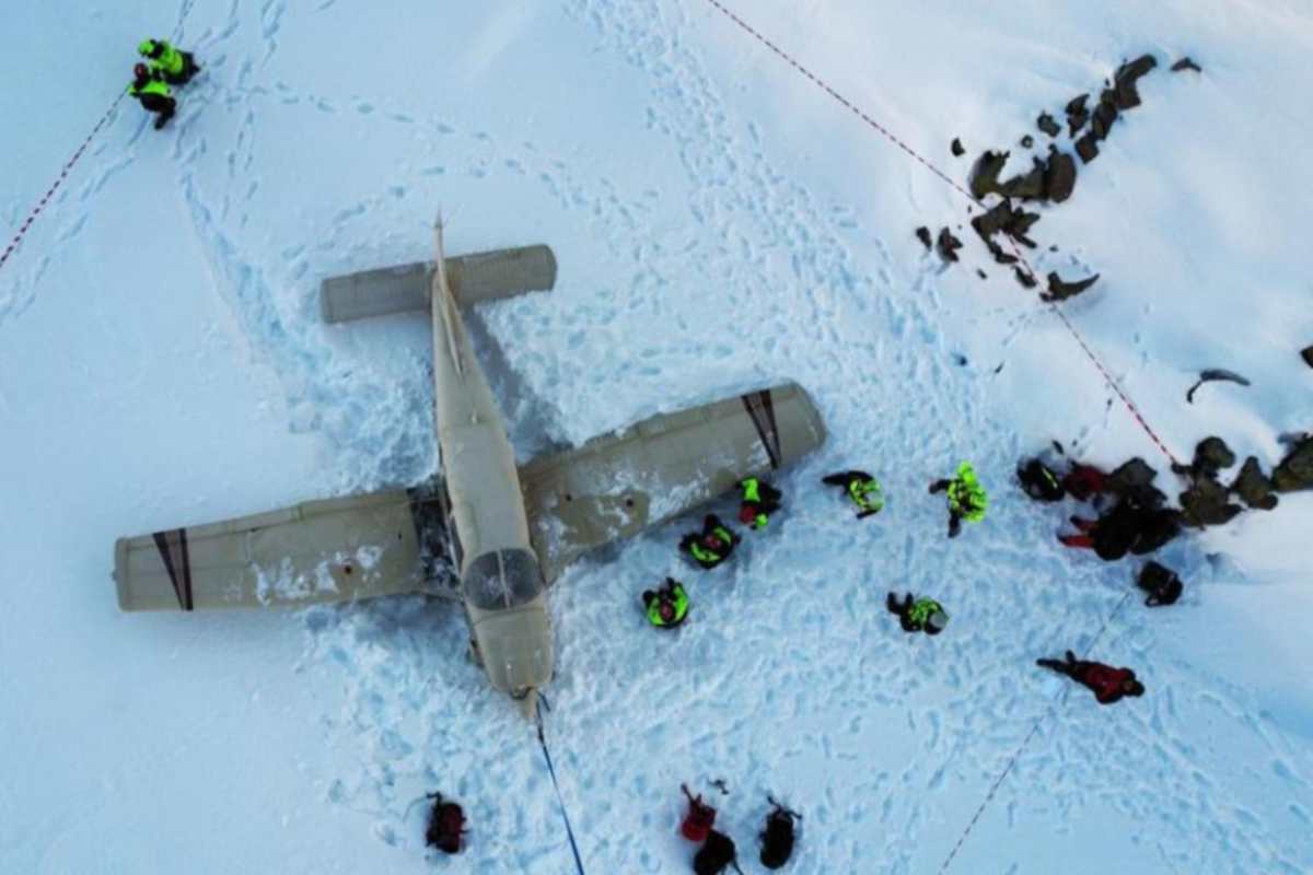 Sembrava la scena di un film l'aereo adagiato nella neve ad alta quota