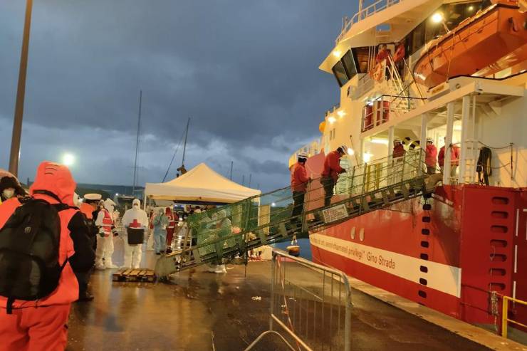 Livrono, nave Ong arriva l porto della città