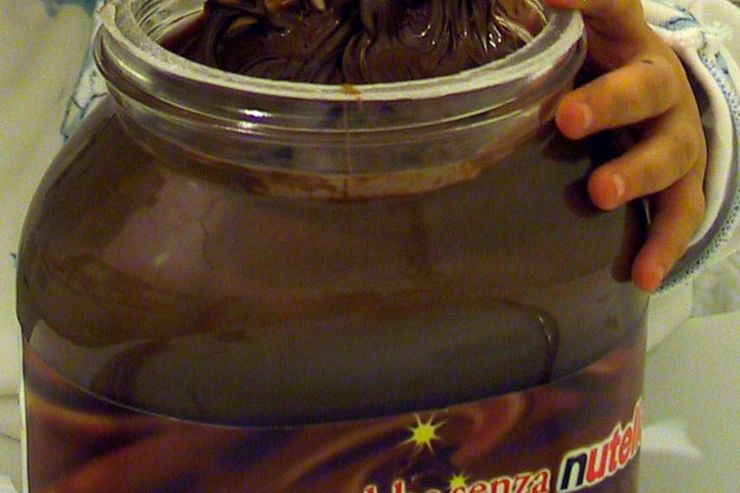 Lancia barattolo Nutella contro direttore supermercato 