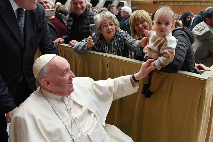 Papa Francesco durante la messa della vigilia di Natale