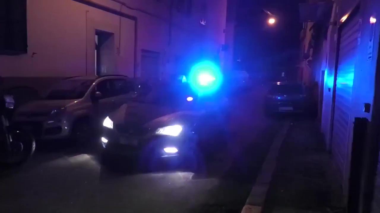 Polizia arresta genitori di una minorenne costretta a prostituirsi