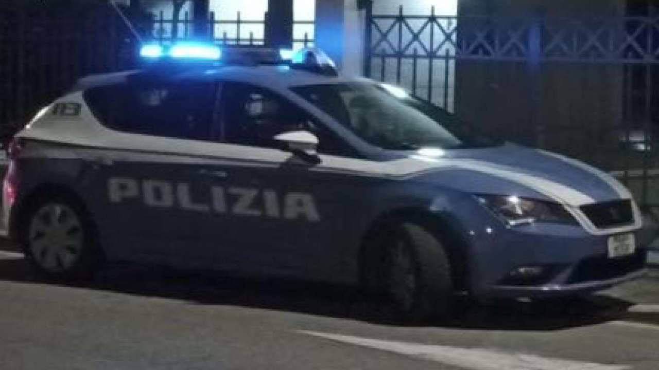 Agenti di polizia in azione dopo la protesta di un uomo